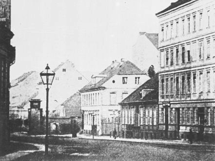 2-Im Hintergund
