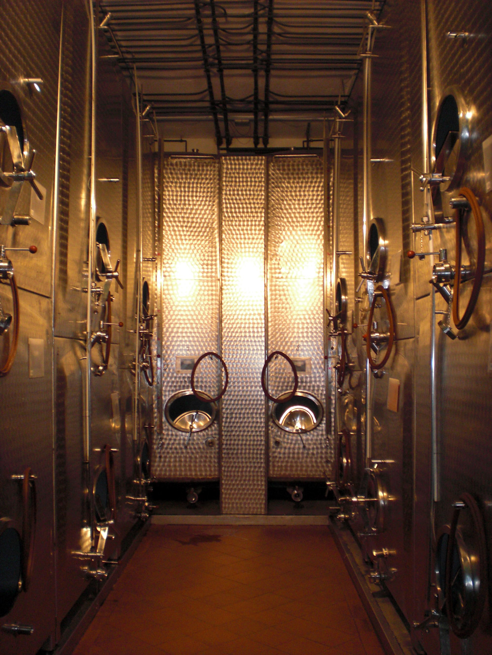 2-Stahltanks-im-Weingut